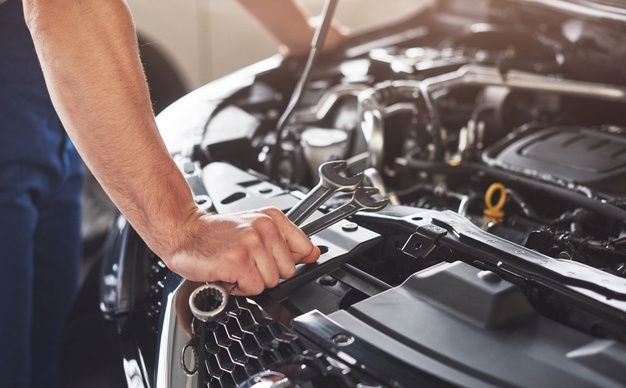 Tehnician auto efectuând o verificare